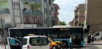 Elazığ'da hafif ticari araçla taksinin çarpışması sonucu 1 kişi yaralandı
