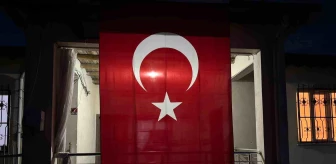 Pençe-Kilit operasyonunda şehit olan Piyade Sözleşmeli Er Vedat Zorba'nın ailesine Türk bayrağı asıldı