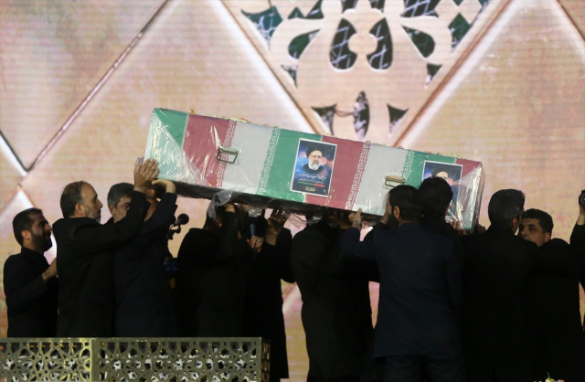 İran Cumhurbaşkanı Reisi'nin defnedildiği türbede izdiham yaşandı
