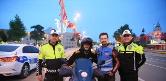 Kayseri'de trafik polisleri motosikletli kuryelere bilgilendirme çalışması yaptı