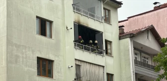 İzmit'te Yıldırım İsabet Eden Apartman Dairesinde Yangın Çıktı