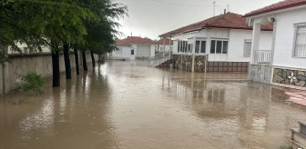 Kulu'da Dolu ve Sağanak Yağış Su Baskınlarına Yol Açtı