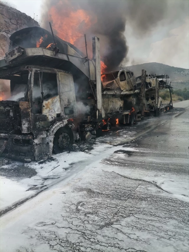 Tarsus'ta tır yangınında 7 otomobil kullanılamaz hale geldi