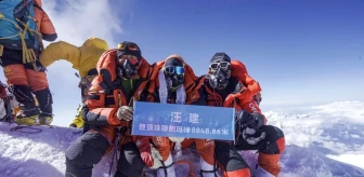 70 Yaşındaki Çinli Dağcı Everest Dağı'nın Zirvesine Ulaştı