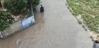 Adana'da Yağmur Sonrası Yollar Göl Oldu, Çocuklar Yüzdü