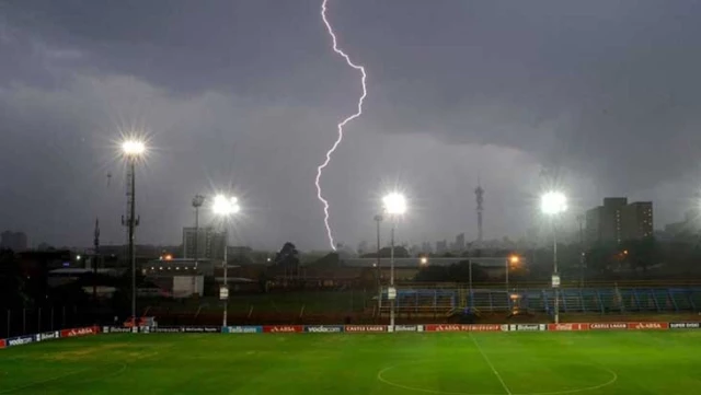 Lightning struck a football field in France: 1 dead, 2 injured.