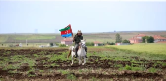 Kırklarelili çiftçi, Azerbaycan'ın bağımsızlık gününü tarlasında kutladı