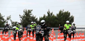 Mersin'de Sürüş Teknikleri Eğitimi Alan Polislere Sertifikalar Verildi