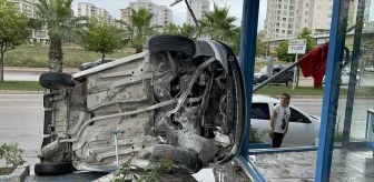 Adana'da balıkçı dükkanına çarpan araçta 2 kişi yaralandı