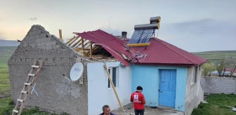 Ağrı'nın Diyadin ilçesinde fırtına nedeniyle 5 evin çatısında hasar oluştu, 1 kişi yaralandı