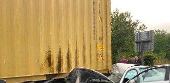 Anadolu Otoyolu Sakarya Geçişinde Konteynerli Tıra Arkadan Çarpan Otomobil Hurdaya Döndü