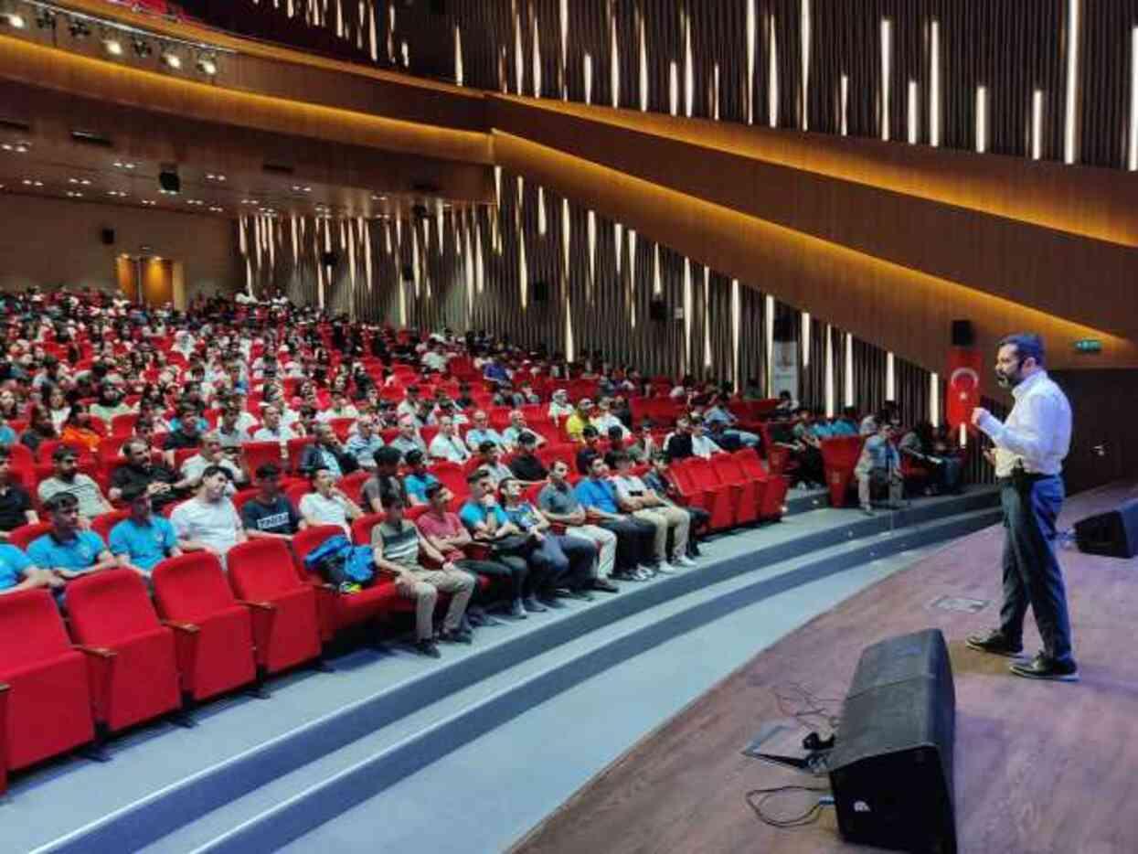 Batman'da öğrencilerle bir araya gelen Dr. Ekrem Teymur yapay zekanın geleceğini anlattı