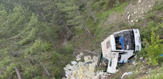 Göynük'te uçuruma devrilen kamyonun sürücüsü yaralandı