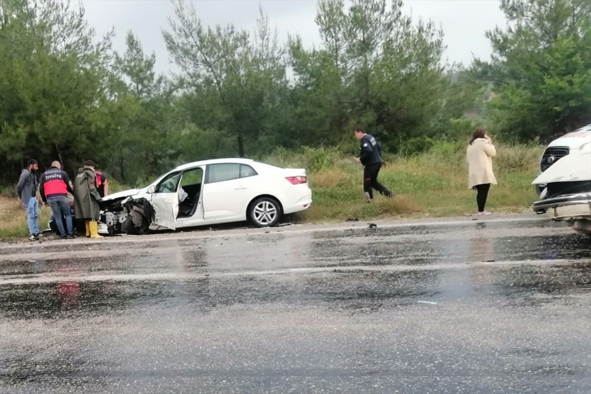 Kadirli'de Otomobil Çarpışması: 4 Yaralı