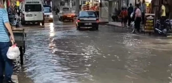 Şanlıurfa'da Sağanak Yağış Sonucu Cadde ve Sokaklar Göle Döndü