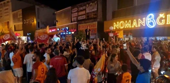 Adana'da Galatasaray'ın şampiyonluğunu kutlayan taraftarlar ile Adana Demirspor ve Adanaspor taraftarları arasında arbede yaşandı