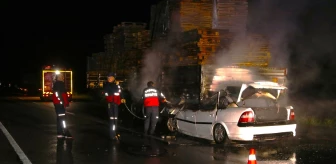 Amasya'da Tıra Çarpan Otomobilin Sürücüsü Yanarak Hayatını Kaybetti