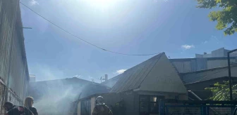 Avcılar'da Mobilya İmalathanesinde Yangın: 1 İşçi Dumandan Etkilendi