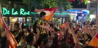 Galatasaray Taraftarı Fenerbahçe Taraftarını Omuzlara Aldı
