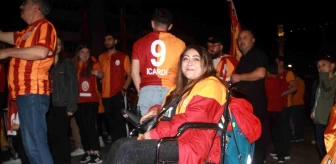 Galatasaray Şampiyonluğunu Kutlayan Taraftarlara Bedensel Engelli Kadın da Katıldı