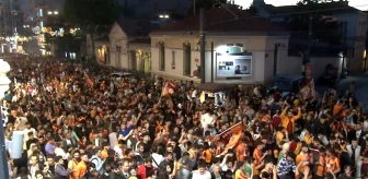 Galatasaraylı Taraftarlar Şampiyonluğu Taksim'de Kutladı