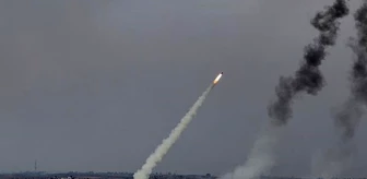 Hamas, attığı füzelerle İsrail'in kalbini hedef aldı! Tel Aviv'de siren sesleri duyuldu