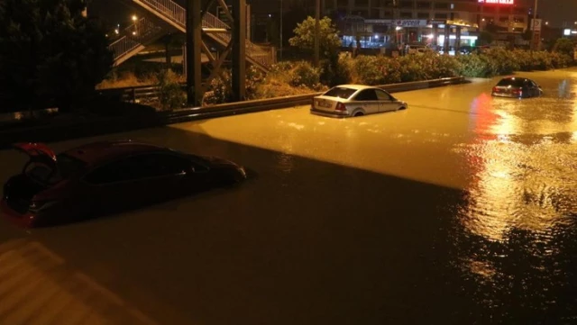 بعد الأمطار الغزيرة في هاتاي، تحولت الشوارع إلى بحيرات وعلقت السيارات.