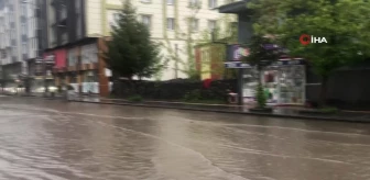 Kars'ta sağanak yağış sonrası caddeler göle döndü