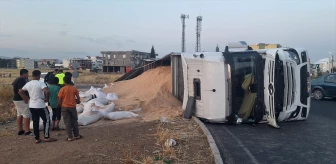 Mardin'de buğday yüklü tır devrildi, sürücü yaralandı