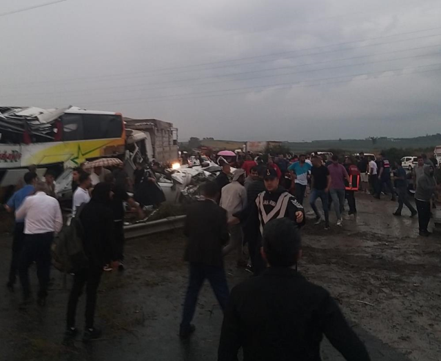 Mersin'de katliam gibi trafik kazas: 10 kii ld, 30 kii yaraland