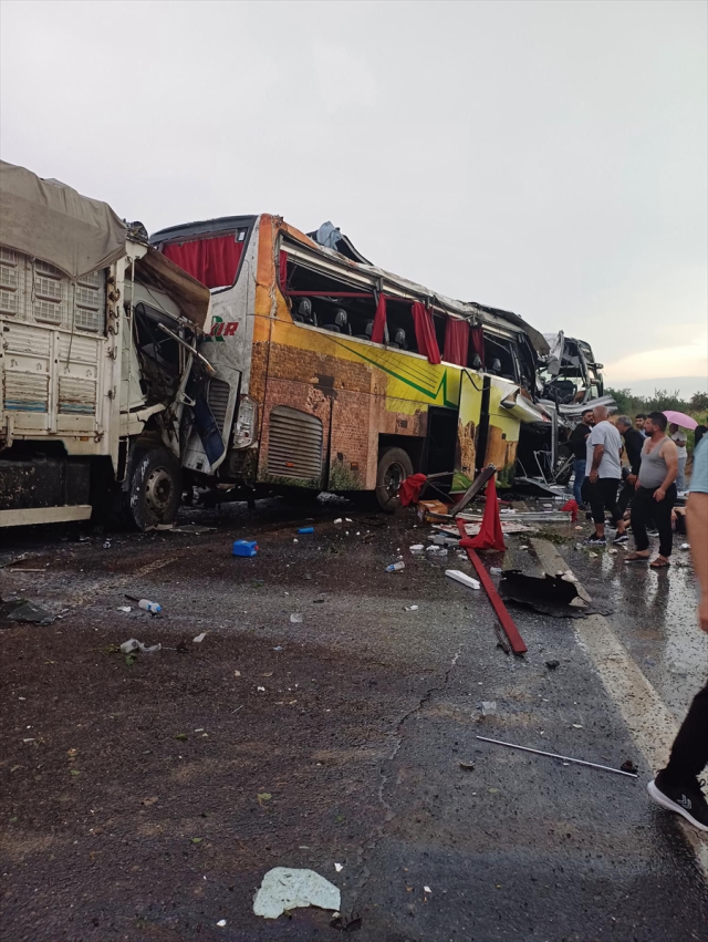 Mersin'de katliam gibi trafik kazas: 10 kii ld, 30 kii yaraland