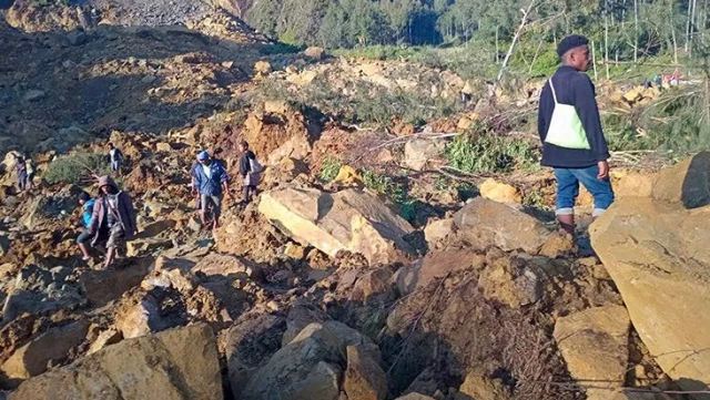 ارتفع عدد القتلى في انهيار الأرض في بابوا غينيا الجديدة إلى 670 شخصًا.