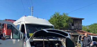 Sakarya'da servis minibüsü ile otomobil çarpıştı: 6 yaralı