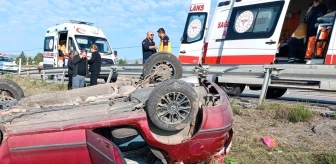 Afyonkarahisar'da Kontrolden Çıkan Araç Şarampole Devrildi: 4 Yaralı