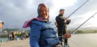 77 Yaşındaki Naciye Coşkun, Evlat Acısını Balık Tutma Hobisi ile Dindiriyor