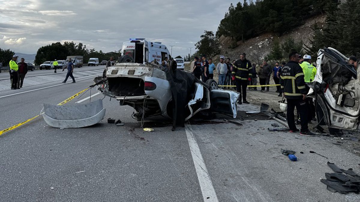 Burdur'da kamyonet ile otomobil çarpıştı: 3 ölü, 2 yaralı