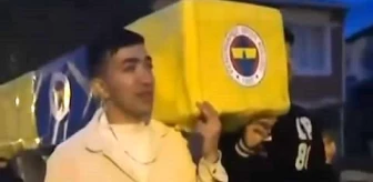 Galatasaray Taraftarları Fenerbahçe Bayrağı ile Örtülmüş Boş Tabut Taşıdı