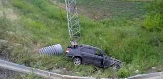 Elazığ'da Otomobil Şarampole Uçtu: 2 Kişi Yaralandı