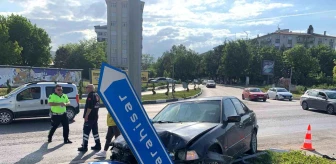 Kütahya'da Refüje Çıkan Otomobil Kazası: 2 Yaralı