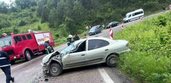 Sinop'ta kamyonet ile otomobilin çarpıştığı kazada 3 kişi yaralandı