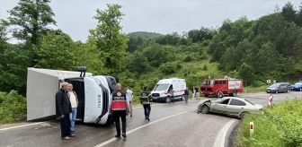 Sinop'ta kamyonetle otomobilin çarpışması sonucu 4 kişi yaralandı