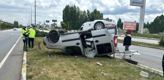 Sivas'ta Hafif Ticari Araç Kaza Yaptı: 3 Yaralı