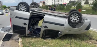 Sivas'ta hafif ticari araç devrildi: 3 yaralı
