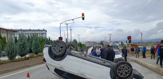 Yerköy'de minibüsle çarpışan otomobil devrildi: 4 yaralı