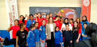 Yeşilay Spor Kulübü Yasemin Adar U-13 Kadınlar Güreş Turnuvası'nda şampiyon oldu