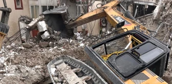 Kahramanmaraş'ta iş makinası operatörü zemindeki boşluğa düştü