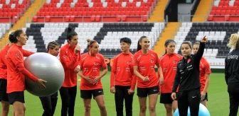 A Milli Kadın Futbol Takımı, Azerbaycan maçları için Erzincan'da çalışmalarını sürdürüyor