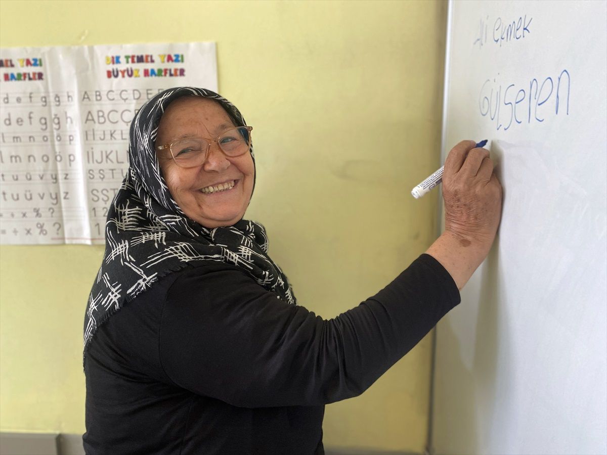 68 Yaşındaki Gülseren Sakar, Okuma Yazma Kursuna Katılarak İlkokulu Bitirmeyi Hedefliyor
