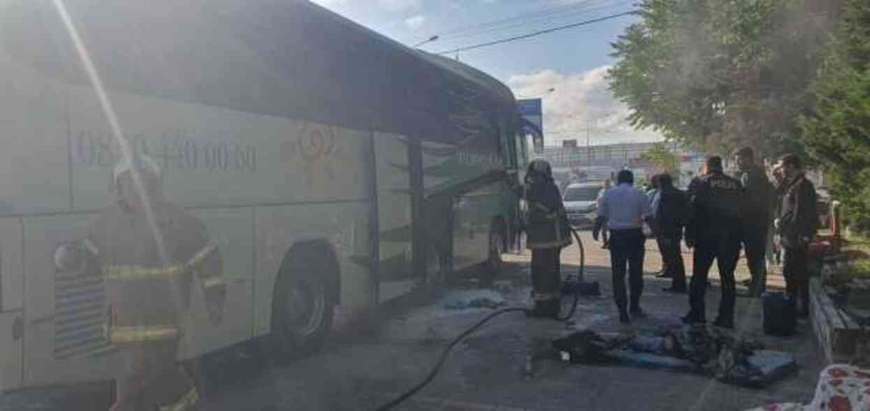 Balıkesir-Bursa Karayolu Üzerinde Seyir Halindeki Otobüste Yangın Çıktı Balıkesir-Bursa Karayolu Üzerinde Seyir Halindeki Otobüste Yangın Çıktı