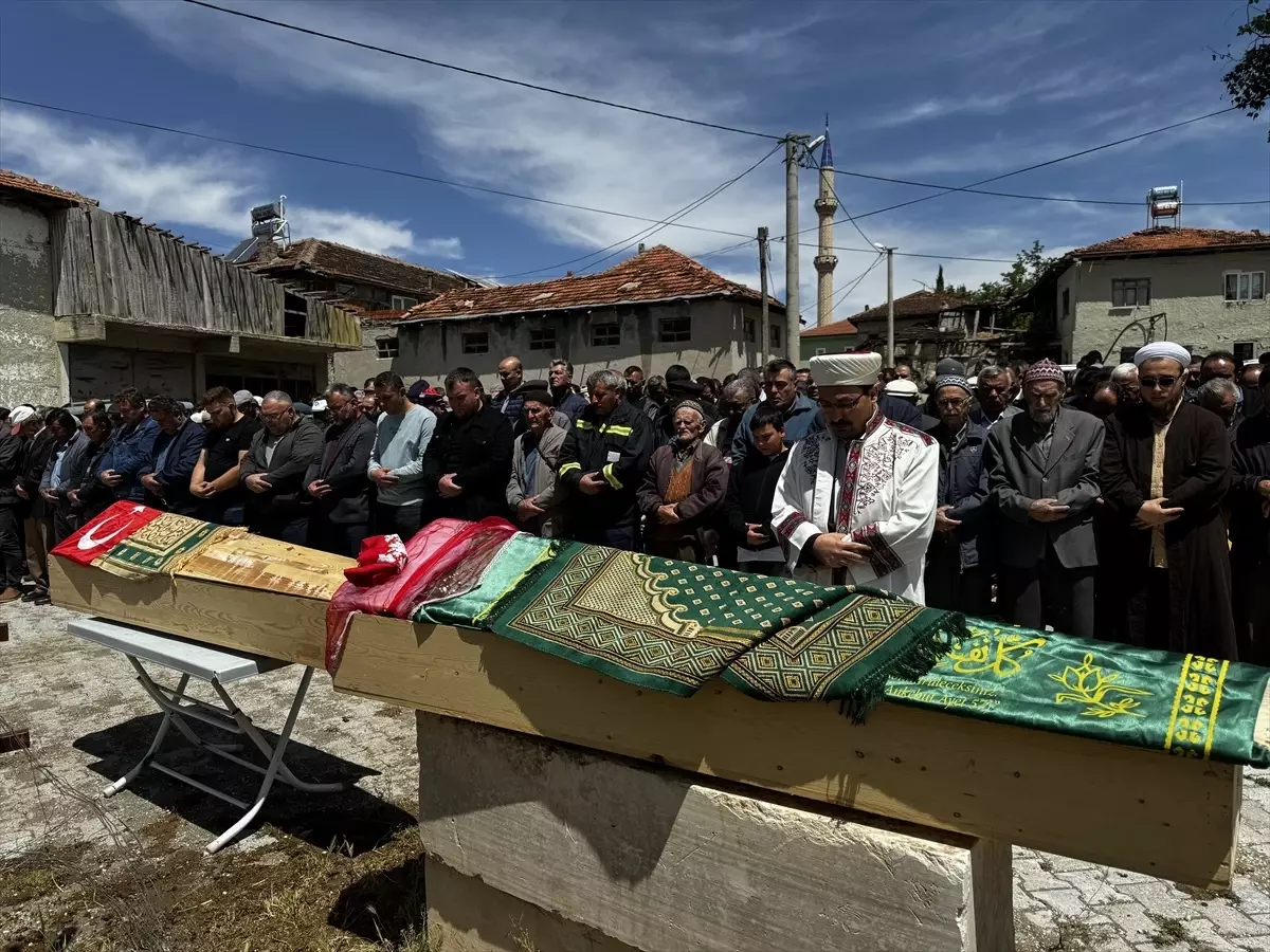 Burdur'da Nişan Törenine Giderken Kaza: Gelin Adayı ve Kardeşinin Cenazeleri Toprağa Verildi
